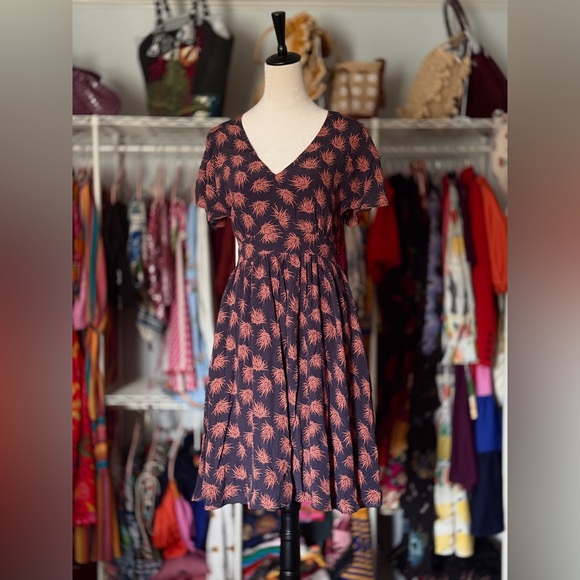 French Connection Dresses & Skirts - French Connection V-Neck Floral Fit & Flare Dress in Black and Coral sz 6